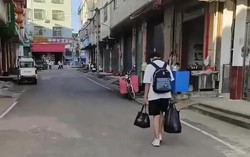 Bức ảnh nam sinh xách hành lý lủi thủi trên đường khiến các bậc phụ huynh tranh cãi