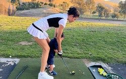 Phạm Hương tập đánh golf cho quý tử 2 tuổi 