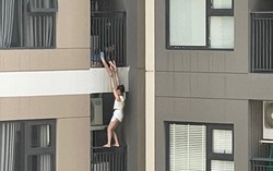 Hà Nội: Người phụ nữ lơ lửng ngoài lan can chung cư rồi rơi xuống đất