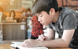 Những đứa trẻ được "giám sát" và "không giám sát" từ nhỏ có sự khác biệt sau 12 tuổi