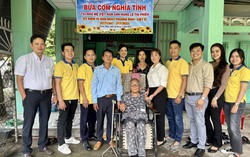 Ấm lòng bữa cơm tri ân tại gia đình Mẹ Việt Nam anh hùng