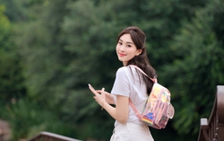 Kể chuyện mượn túi của con gái để chụp hình, Đặng Thu Thảo được khen trẻ như 18 tuổi