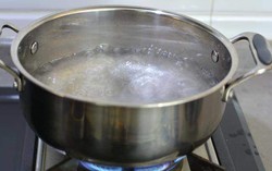 Đổ nước sôi vào em dâu đang mang thai, người phụ nữ bị tạm giữ khẩn cấp