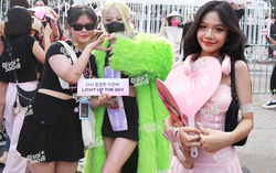Giới trẻ ăn diện theo style BLACKPINK, phủ kín SVĐ Mỹ Đình với đồ hồng đen