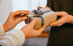 Bí mật giấu trong món quà của bạn trai cũ khiến gia đình tôi suýt tan đàn xẻ nghé