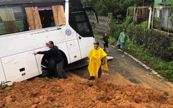 Hiện trường vụ sạt lở trên đèo Bảo Lộc, 3 chiến sĩ CSGT và 1 người dân bị vùi lấp