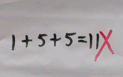 Bài Toán 1+5+5=11 của con bị gạch sai khiến phụ huynh "đau đầu"