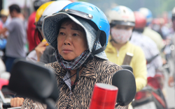 Phụ huynh thức trắng đêm tranh suất vào lớp 10 cho con: "Dù chỉ là tia hy vọng mong manh..."