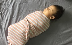 Bé sơ sinh nôn trớ ở trạng thái quấn chặt trong kén, bác sĩ khẳng định "rất nguy hiểm"