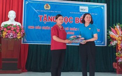 Tặng áo dài và trao học bổng cho phụ nữ, trẻ em vùng cao tỉnh Hà Giang