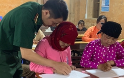Lớp học chữ ấm tình quân - dân ở cao nguyên đá