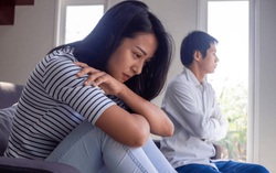 Anh tôi hối thúc chị dâu đi kiếm việc làm nhưng chị tìm mọi cách trì hoãn