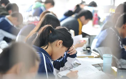 "Mẹ mang giấy nhập học của tôi đi mất rồi" - tâm sự của nữ sinh vừa đỗ đại học gây xôn xao