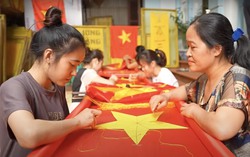Nối tiếp mạch nguồn truyền thống từ làng nghề thêu may cờ Tổ quốc