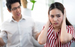 Đêm tân hôn, chồng né tránh vợ mang gối qua phòng khách ngủ
