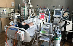 Uống cốc "nước" để sẵn trên bàn trong phòng thí nghiệm, hơn 50 ngày chưa tỉnh lại
