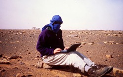 Gã trai cầm laptop đi xuyên lục địa qua 27 quốc gia, nào ngờ trở thành người thay đổi cách du lịch của thế giới