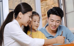 Cha mẹ nắm được 2 cách phê bình này thì chẳng cần quát tháo, đánh đòn, con cũng tự ngoan
