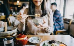 Dù đắt đỏ, người Nhật vẫn tranh nhau mua thực phẩm đầu mùa vì niềm tin xa xưa đến từ một tử tù