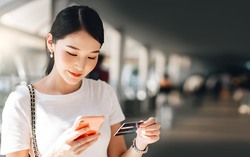 Người dùng ngán ngẩm khi phí SMS banking đồng loạt tăng, ngân hàng nói gì?