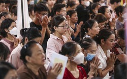 "Biển" người đến chùa Phúc Khánh hành lễ, vái vọng trước ngày Vu lan