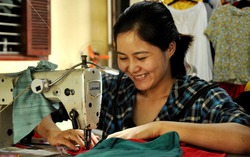 Cô gái 21 năm ngồi xe lăn, khởi nghiệp từ cây kim, sợi chỉ