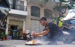 Người dân phố cổ đốt vàng mã sau cúng Rằm tháng Bảy ngay trên vỉa hè