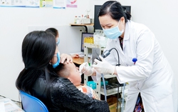 Những sai lầm của bố mẹ khiến bệnh tai mũi họng ở trẻ nặng hơn khi giao mùa