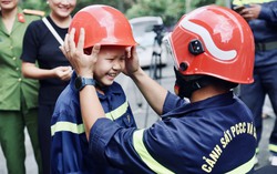Cảnh sát chữa cháy thực hiện ước mơ cho em bé 7 tuổi mắc ung thư máu