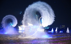 Choáng ngợp màn biểu diễn flyboard kết hợp ánh sáng nghệ thuật trên sông Sài Gòn