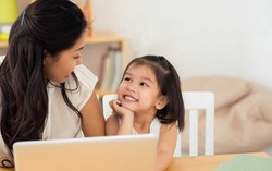 4 giọng điệu cha mẹ dùng khi nói chuyện với con sẽ tăng gấp đôi hiệu quả giáo dục
