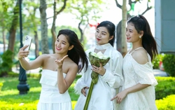 Ngày đầu nghỉ lễ 2/9, giới trẻ nô nức chụp ảnh trên những con đường đẹp nhất Hà Nội 