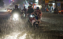 Đường phố Đà Nẵng ngập cục bộ sau mưa lớn, người dân chật vật lội nước về nhà