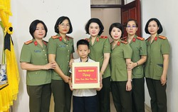 Ban Phụ nữ Công an nhân dân đỡ đầu để bé mồ côi yên tâm đến trường 