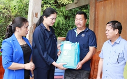 Chủ tịch Hội LHPN Việt Nam thăm hỏi các gia đình bị thiệt hại do lũ ống ở Lào Cai