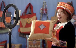 Nữ giám đốc người Dao đỏ biến những bài thuốc truyền thống và thổ cẩm thành hàng hóa giá trị