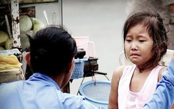 Hành động của bố với con gái khiến nhiều bậc cha mẹ phẫn nộ: Tương lai đứa trẻ sẽ ra sao?