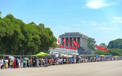 Hàng nghìn người xếp hàng vào Lăng viếng Bác trong ngày 2/9