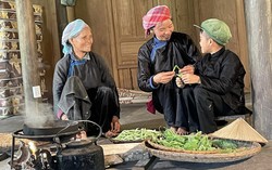 Phụ nữ Tày ở Bản Liền làm du lịch cộng đồng 
