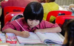 Mẹ đau đầu vì hành động của con học lớp 1, hội phụ huynh lại khen: Rất sáng tạo, đừng ngăn cấm