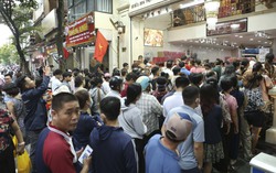 Hà Nội: Đi hơn 10km, xếp hàng chờ cả tiếng đồng hồ để mua bánh Trung thu