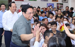 Thủ tướng tặng quà Trung thu cho bệnh nhi tại Viện Huyết học - Truyền máu Trung ương