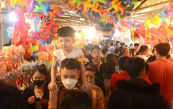 TPHCM: Dòng người chen chân ở phố lồng đèn trước Trung thu