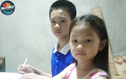 Mẹ vẫn nợ tiền chi phí đầu năm học của 2 con