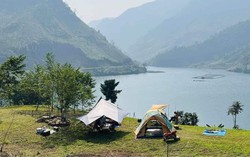 Người Hà Nội lên Tây Bắc dựng lều trại nghỉ lễ