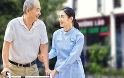Điều dưỡng viên chăm sóc người già: Thiếu trầm trọng do vất vả, thu nhập thấp