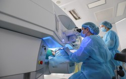 Ngã xe đạp điện, người đàn ông bị rơi thủy tinh thể 
