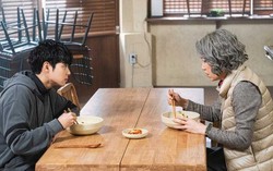 Trong lúc vợ vắng nhà, chồng đẩy mẹ nuôi của tôi về quê