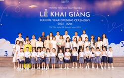 Phụ huynh hứng khởi cùng con chào đón năm học mới