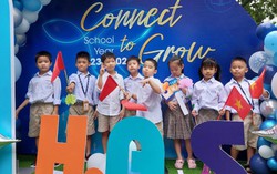 Cha mẹ hào hứng khoe ảnh cùng con trong lễ khai giảng